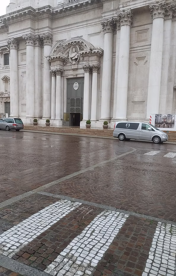 Auto funebre Ducco davanti alla chiesa a Brescia